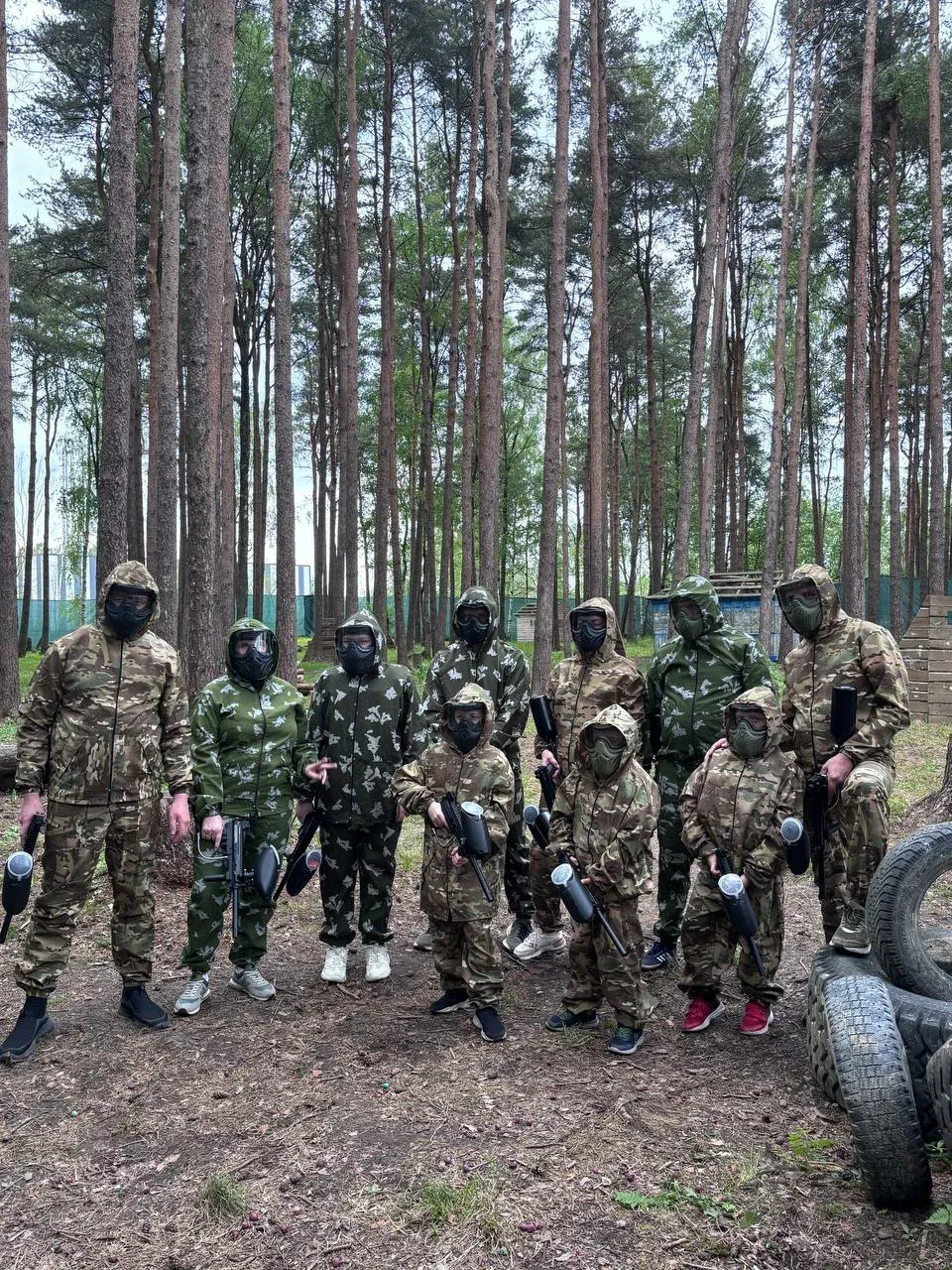 Групповое фото после игры в пейнтбол